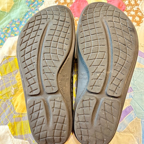 WOMENS SIZE 7 OOFOS - Picture 4 of 4